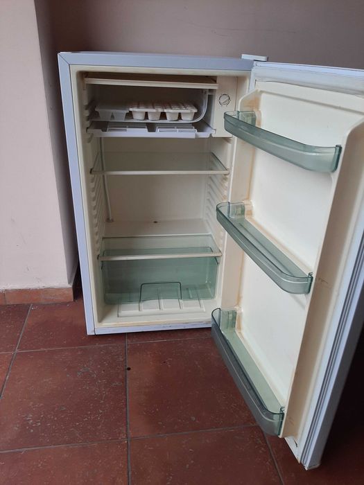 Продавам малък хладилник Crown