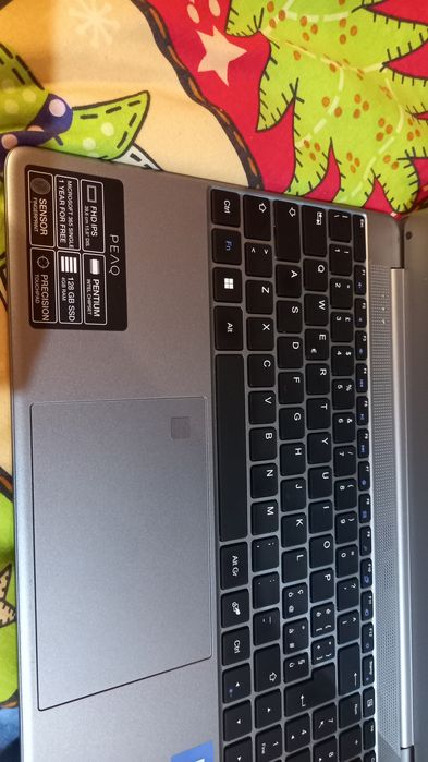 Vand laptop nou, PEAQ, cu Windows 11 instalat,adus din Italia