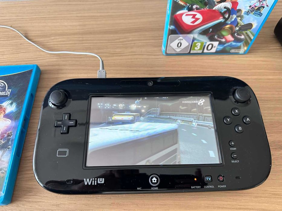Перфектна Nintendo Wii U Нинтендо + 2 игри Mario Kart