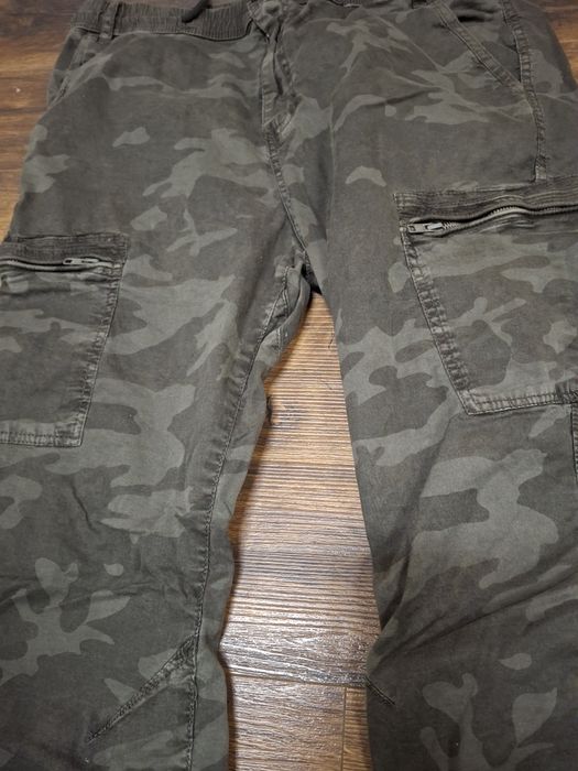 Чисто нов мъжки фирмен панталон Л размер