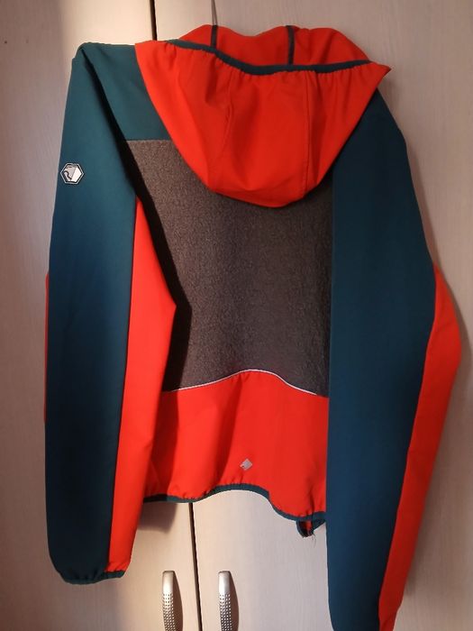 Страхотна ветровка много рядък модел много малко носена м размер