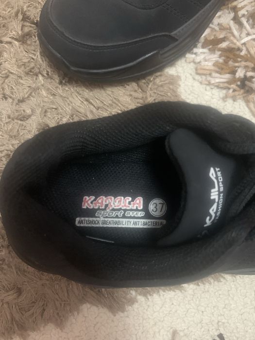 Кроссовки спортивные