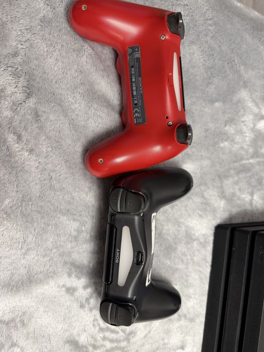 PS4 Pro 1TB + 2 x Controllere originale | Stare foarte bună