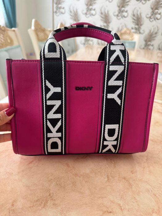 Это сумка-тоут DKNY Small Cassie ярко-розового цвета с черными ручками
