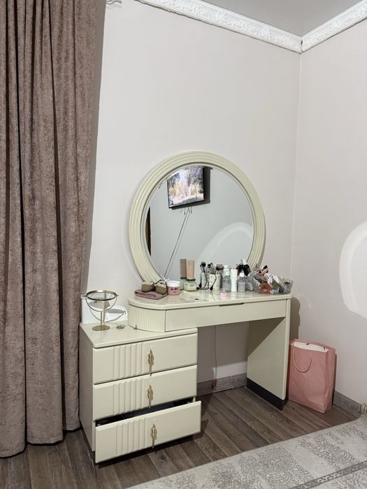 Продам спальный гарнитур в отличном состоянии .