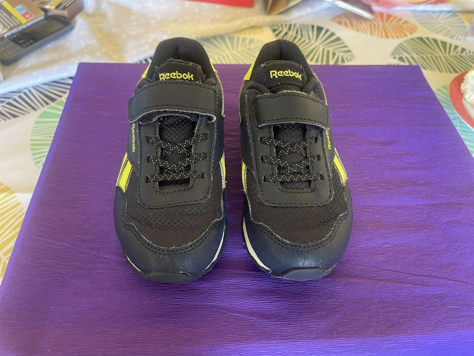 Детски маратонки, носени в добро състояние