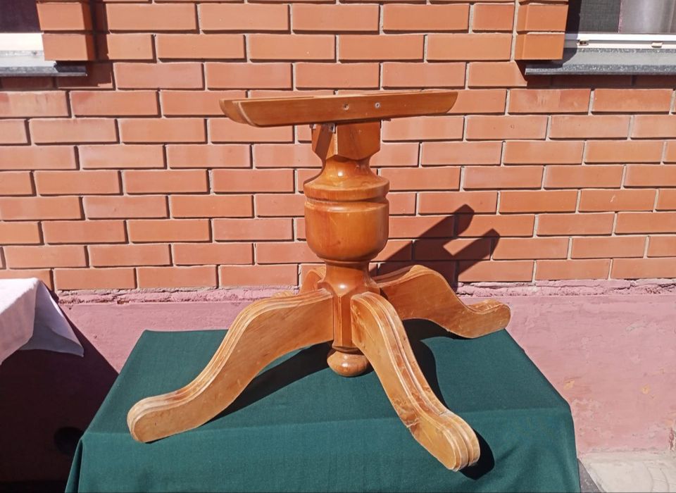 Чистое дерево. Продам: 2 стула и подстолье