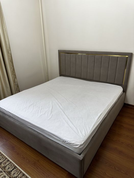 Почти новый спальный гарнитур