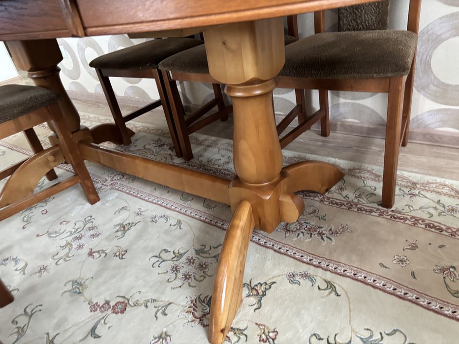 Продам стол и 6 стульев в гостинную