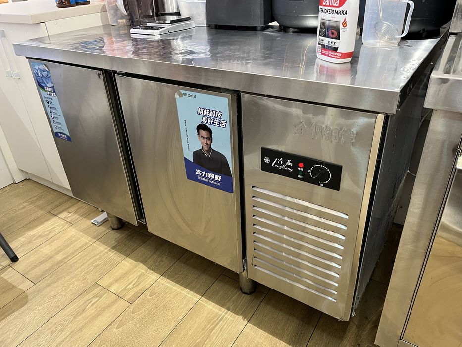 Продается металлический холодильник