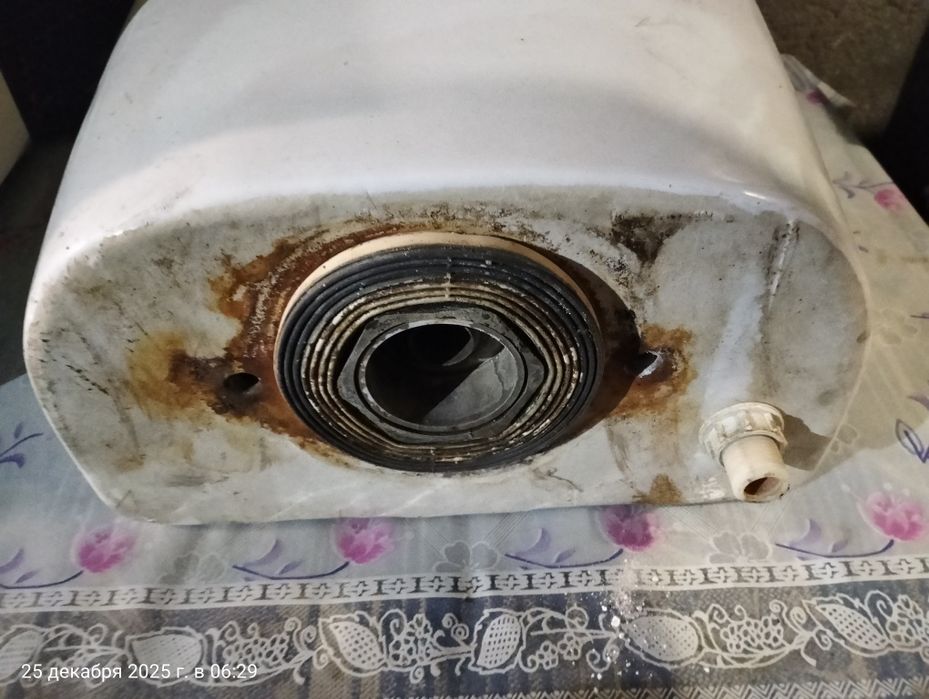 Продам сливной бачок б/у