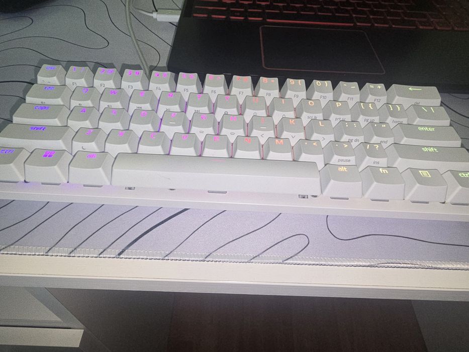 Комплект Геймърски бъндъл от мишка и клавиатура Razer Huntsman mini white и Logitech g102 white!