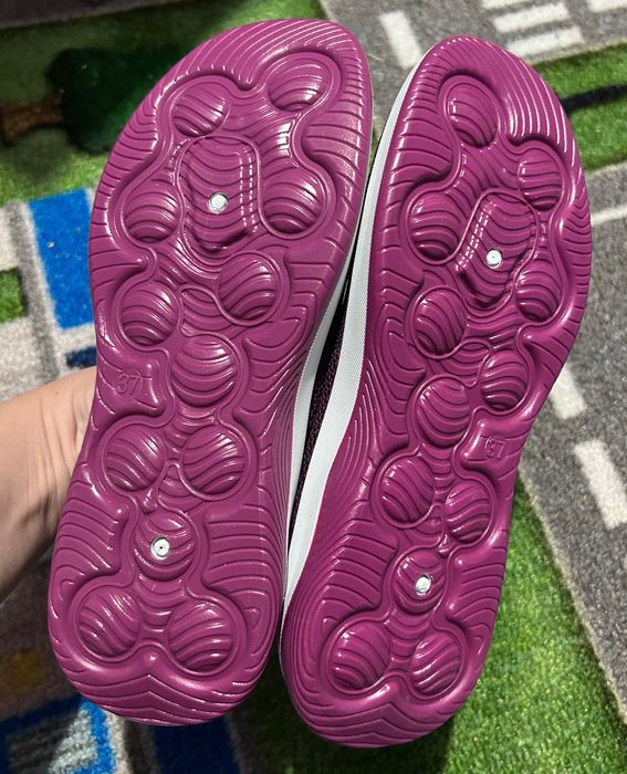 Нови обувки, различни номера