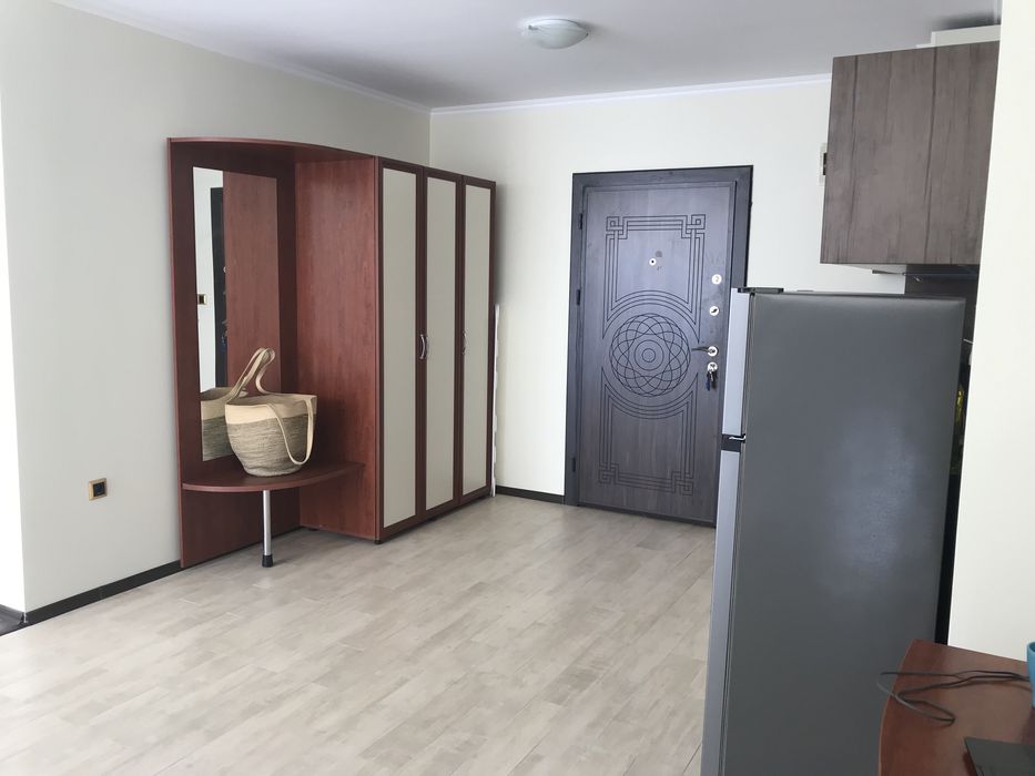 Спалня легло нощни шкафчета гардероб тв секция огледало