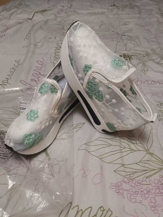 Чисто нови обувки на платформа