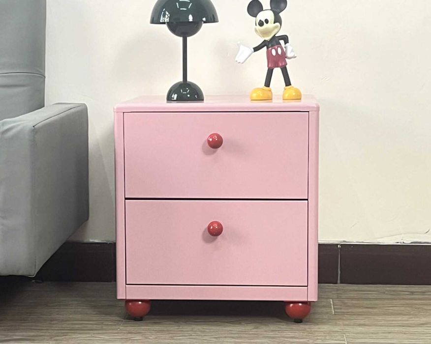 Мини тумбочка у кровати разного оттенка\Kichik tumba har-hil rangda