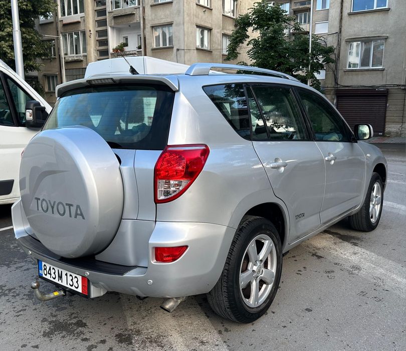 Продавам Тойота Рав 4