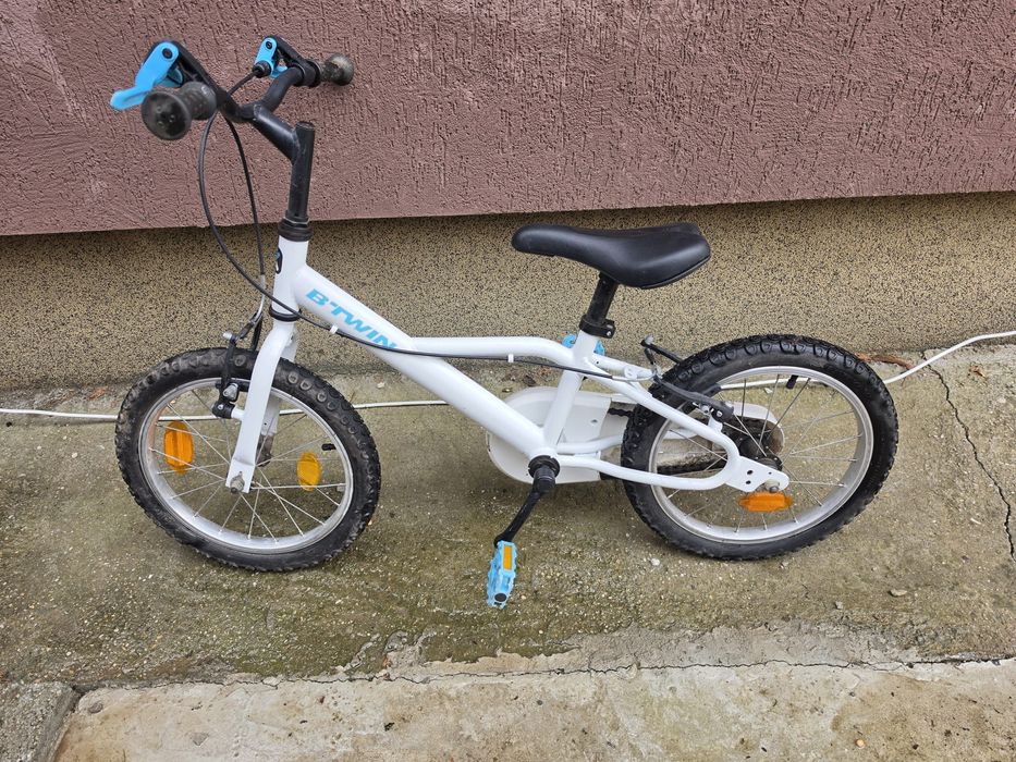 2 biciclete de copii fata si baiat aproape noi