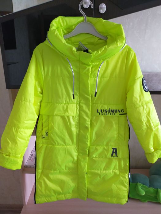 Продам куртку на девочку