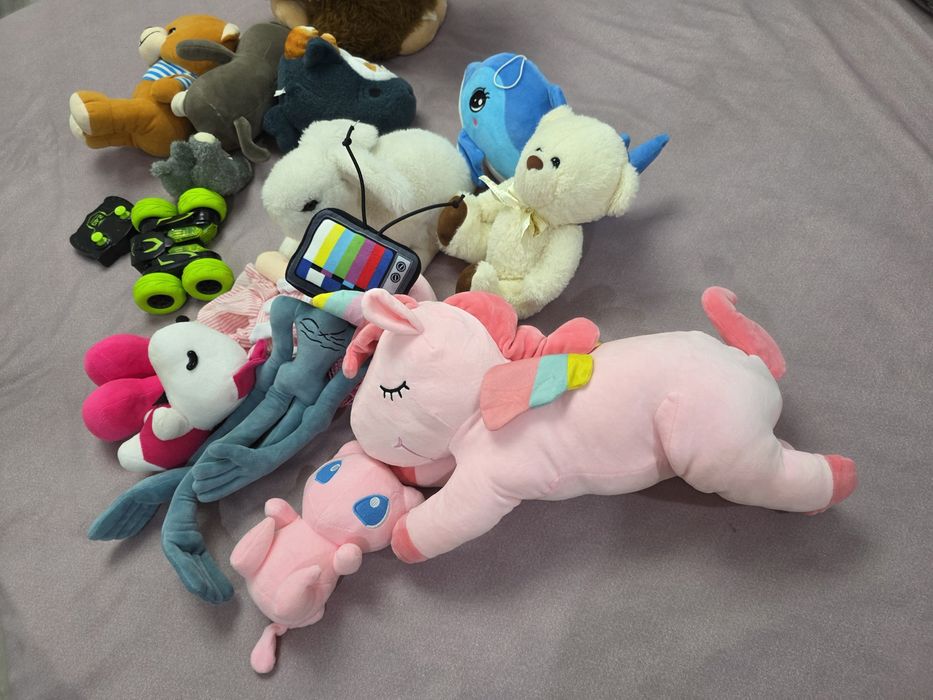 Игрушки мягкие и машинка