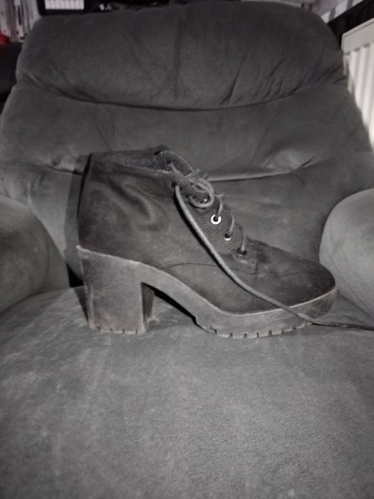 Велурени обувки с ток на New Yorker