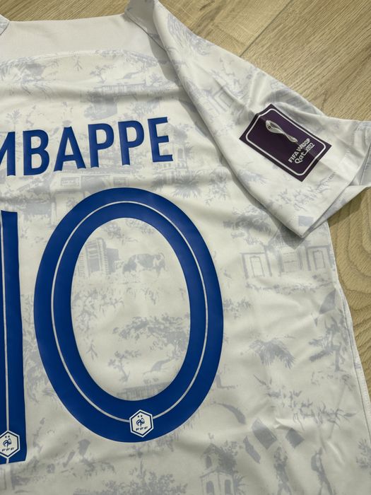 Tricou de fotbal  Nike Franta nationala Kylian Mbappe 10 marime M nou