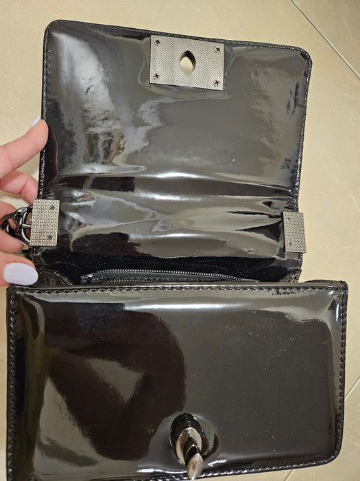 Дамска лачена черна чанта