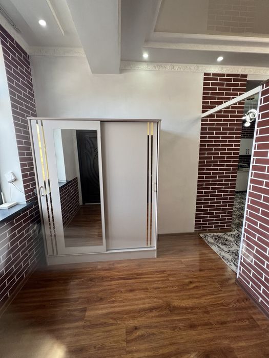 Yangi mebellar bilan jihozlangan issiq va shinam kvartira