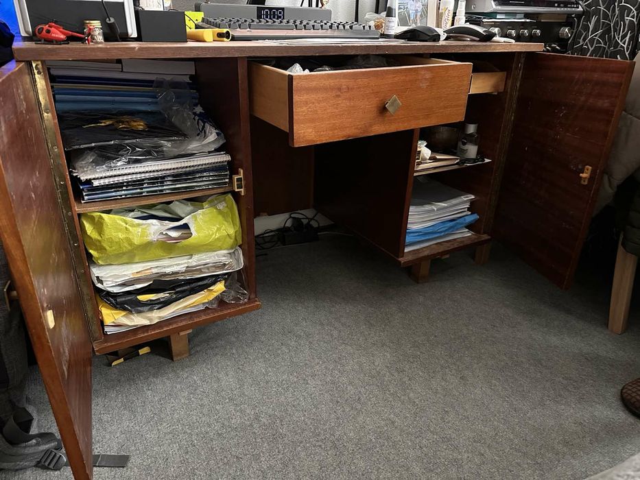 Подарявам бюро..