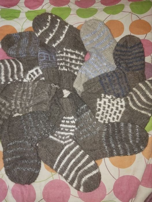 Продаются вязаные носки и следки.