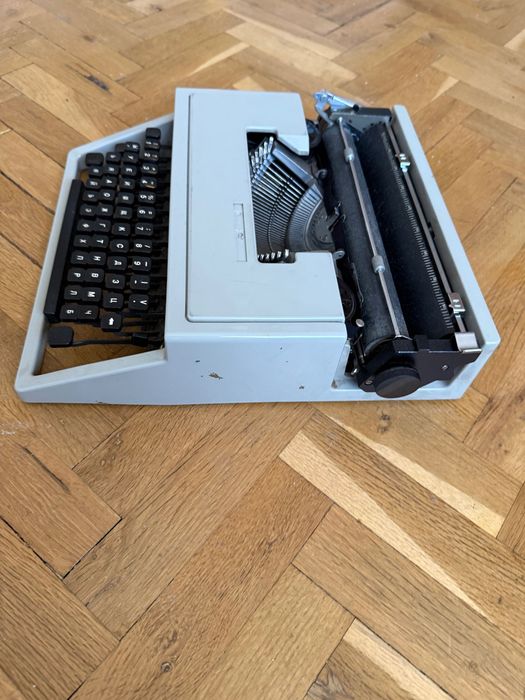 Пишеща машина на кирилица Olivetti