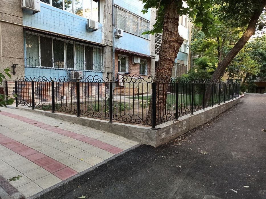 Качественный забор черного цвета