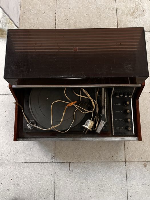 Продам Виниловый Проигрыватель Пластинок СССР