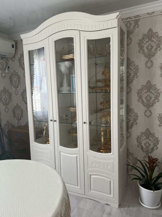Продаётся стильный витринный шкаф