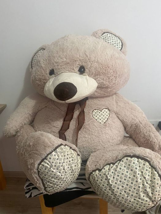 Много голямо плюшено мече