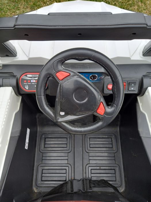 Mașină electrică pentru copii.