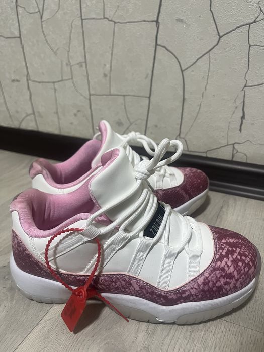 Air Jordan 11 pink