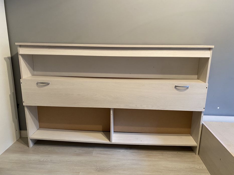 Кровать с тумбочкой