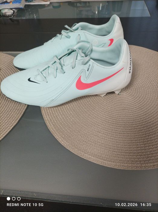 Продават се футболни обувки