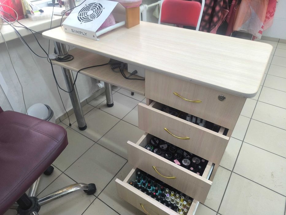 Стол для мастера маникюра