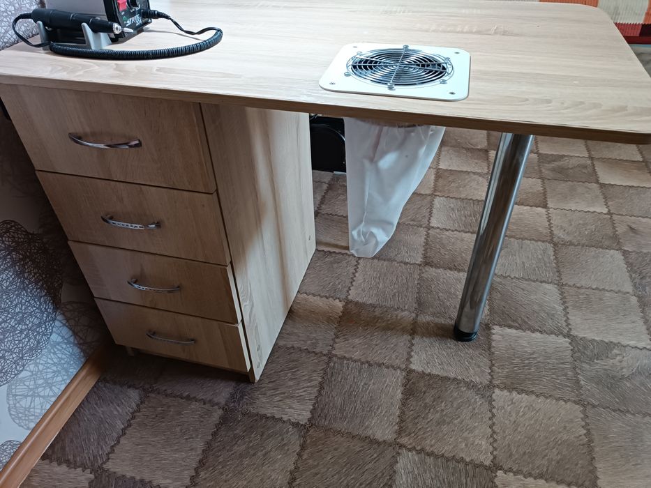 Маникюрный стол со встроенным пылесосом