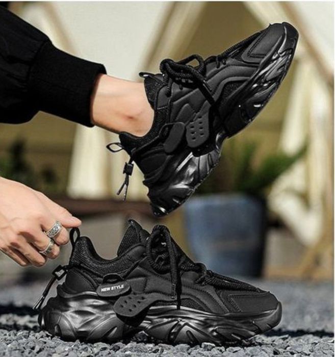 Erkaklar krossovkalari кроссовки aksiya narxda oq va qora rangda