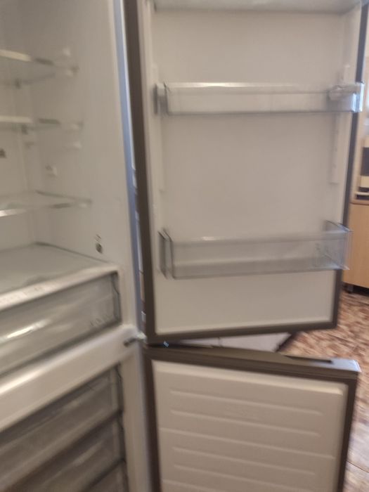 Vând combină frigorifică Sharp defectă.