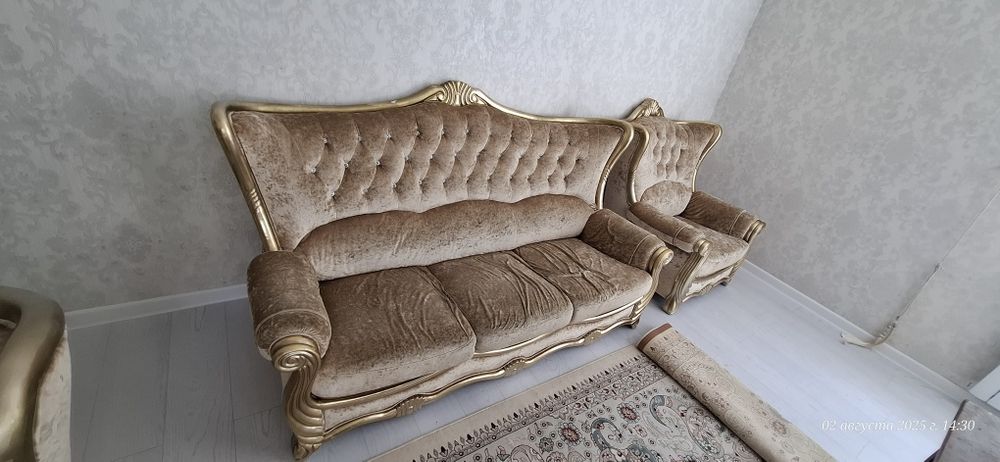 Диван с двумя креслами