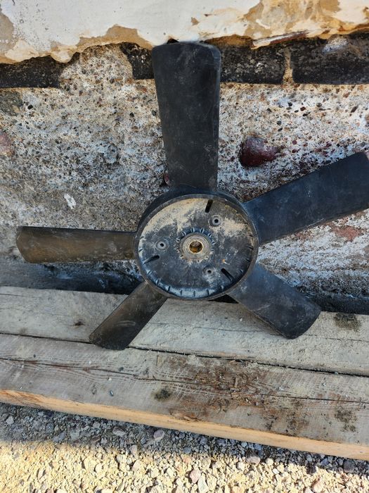 Мерседес 124 об2,3 радиатор