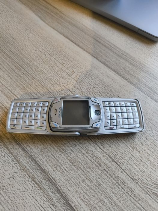 Telefoane vechi Nokia 6822- telefon colecție