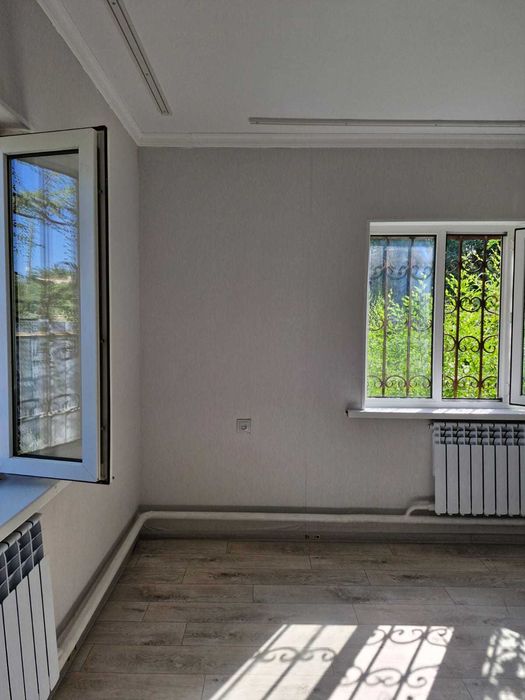 Дача у ручья с новым домом и хозпостройками.