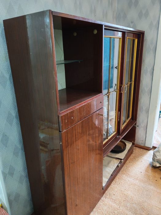 Продам шкаф витрину. Зеркальные стенки