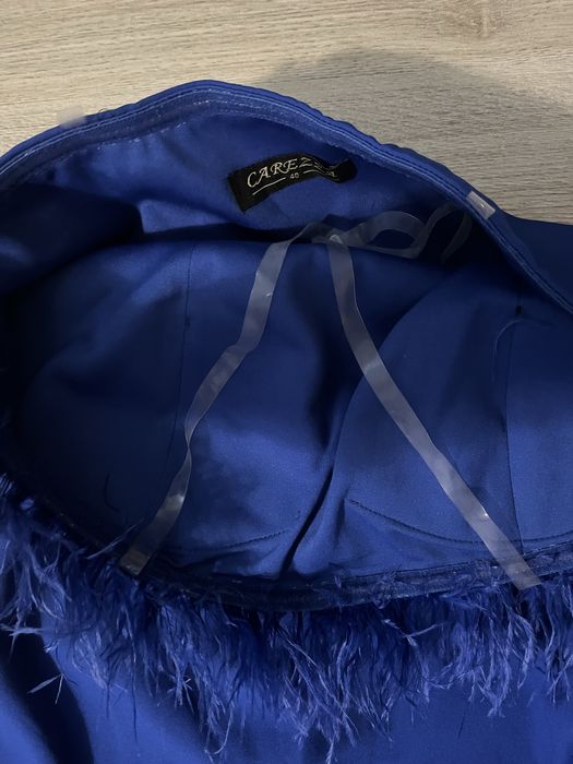 Рокля кралско синьо с пера