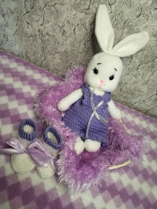 Вязаная зайка для малышки